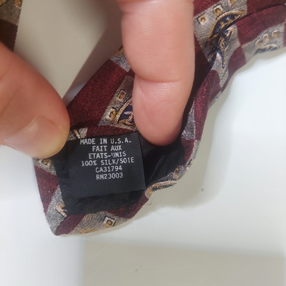 Elegant Burgundy Patterned Fridays by Cluett Tie - Picture 3 of 4